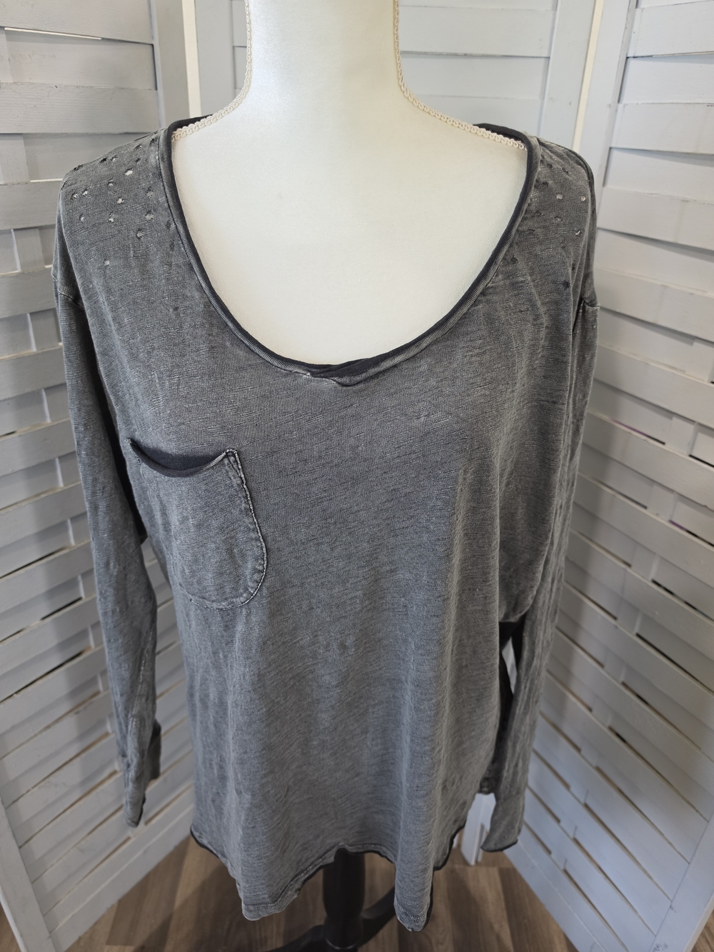 NWT Magnolia Pearl Charcoal Gray Long-Sleeve Scoop Neck Top Size One Size